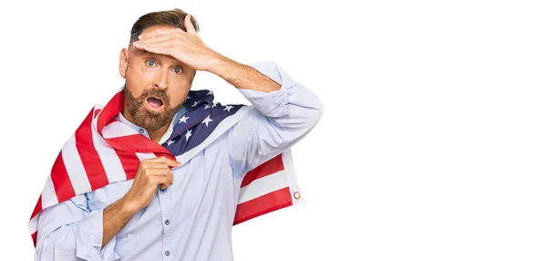 Guapo Hombre Mediana Edad Sosteniendo Bandera Los Estados Unidos Estresado —  Fotos de Stock