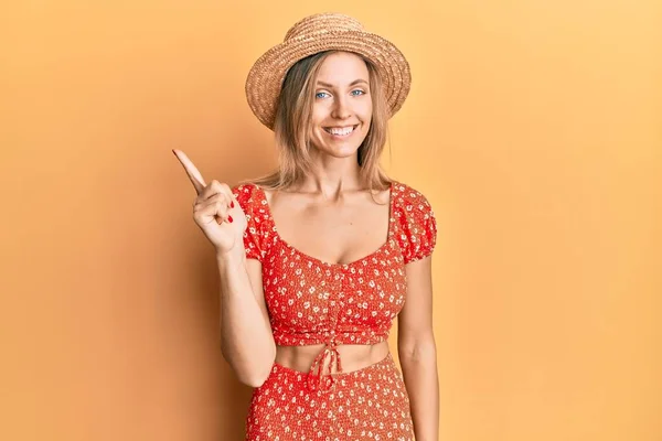 Hermosa Mujer Caucásica Con Sombrero Verano Sonriendo Con Una Idea — Foto de Stock