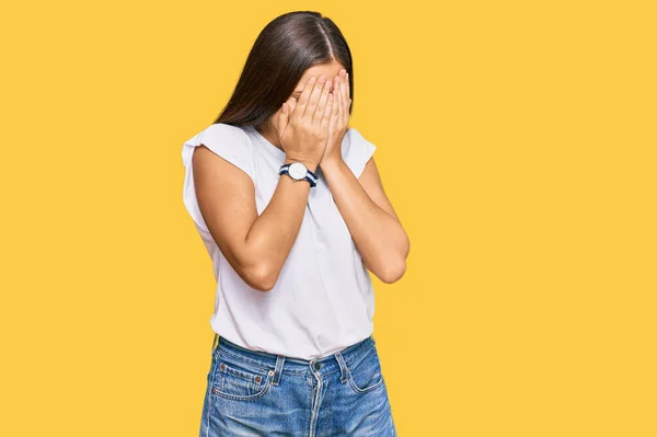 泣きながら手で顔を覆う悲しい表情のカジュアルな白いTシャツを着た若い白人女性 うつ病の概念 — ストック写真