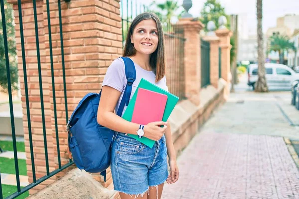 若い中東の学生の女の子は大学のキャンパスで幸せな歩行を笑って — ストック写真