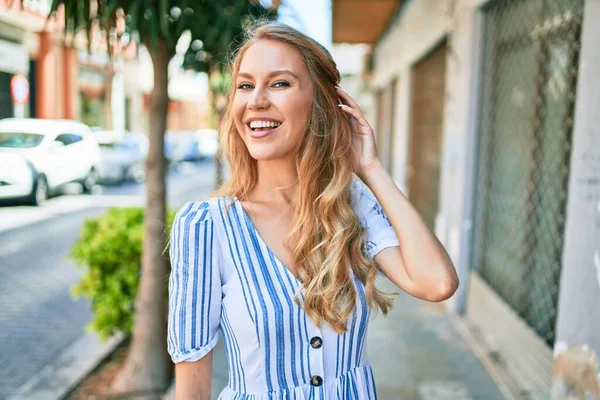 Junge Schöne Kaukasische Frau Mit Blonden Haaren Lächelt Glücklich Und — Stockfoto