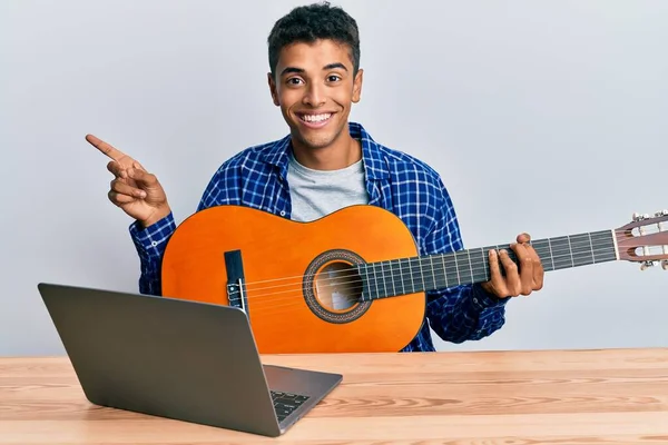 Jovem Afro Americano Bonito Aprendendo Guitarra Clássica Tutorial Line Sorrindo — Fotografia de Stock