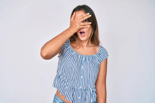 Hermosa Mujer Caucásica Con Camisa Rayas Casuales Asomándose Shock Cubriendo — Foto de Stock