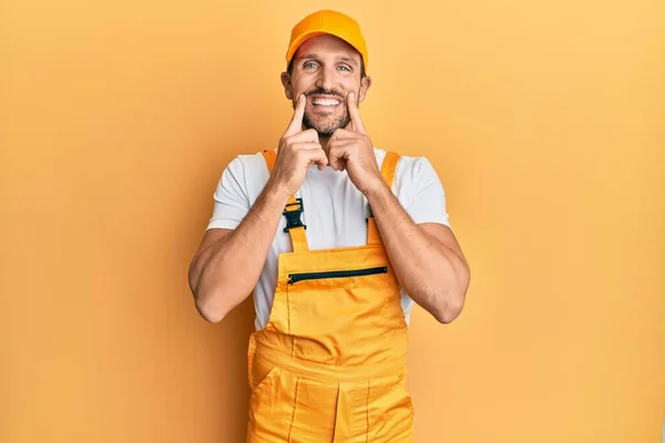 Joven Hombre Guapo Vistiendo Uniforme Manitas Sobre Fondo Amarillo Sonriendo — Foto de Stock