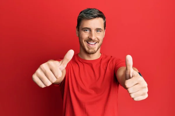 Knappe Blanke Man Casual Rood Tshirt Die Positief Gebaar Met — Stockfoto