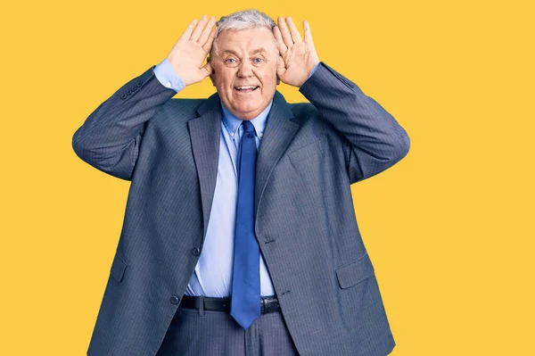 Ein Älterer Grauhaariger Mann Business Jacke Lächelt Fröhlich Und Guckt — Stockfoto
