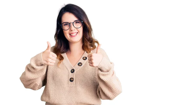 Hermosa Mujer Morena Joven Con Ropa Casual Gafas Signo Éxito — Foto de Stock