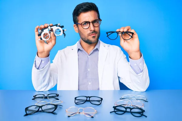 Ung Latinamerikansk Man Med Optometri Glasögon Skeptisk Och Nervös Rynkar — Stockfoto