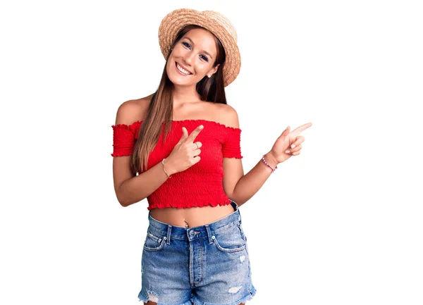 Jovem Mulher Hispânica Bonita Usando Chapéu Verão Sorrindo Olhando Para — Fotografia de Stock