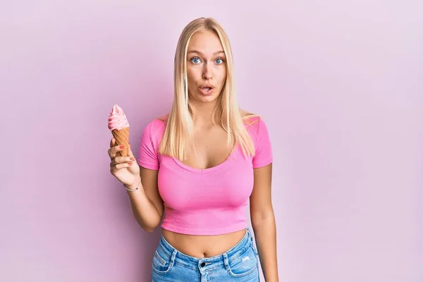 Ung Blond Flicka Håller Glass Rädd Och Förvånad Med Öppen — Stockfoto