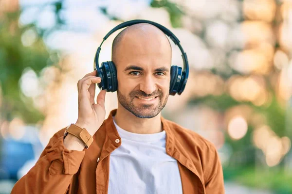 Junger Hispanischer Glatzkopf Lächelt Glücklich Mit Kopfhörern Die Stadt — Stockfoto
