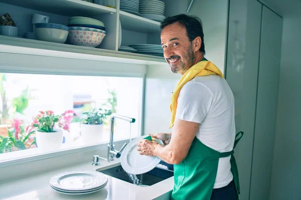 Hombre Mediana Edad Con Barba Sonriendo Feliz Lavando Platos Casa — Foto de Stock