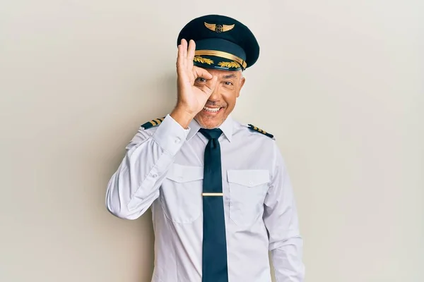 Schöner Reifer Mann Mittleren Alters Flugzeugpilotenuniform Der Mit Lächelnder Hand — Stockfoto