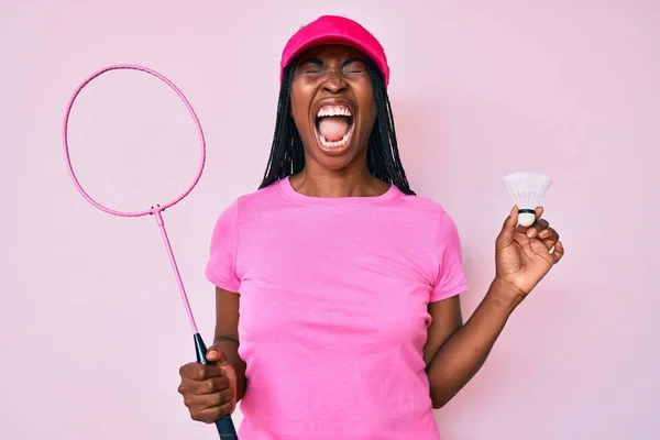 Africano Americano Mulher Com Tranças Segurando Badminton Raquete Irritado Louco — Fotografia de Stock