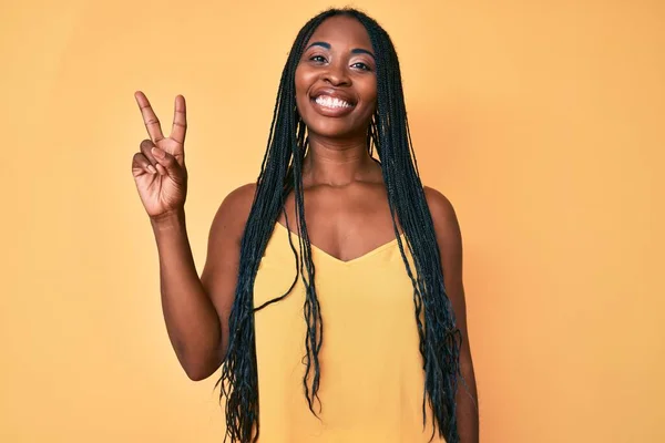 Африканская Американка Косичками Повседневной Одежде Показывает Показывает Пальцами Номер Два — стоковое фото