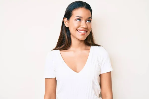 Jong Mooi Latijn Meisje Dragen Casual Wit Tshirt Zoek Naar — Stockfoto