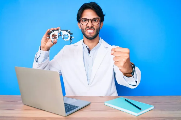 Schöner Hispanischer Optiker Der Klinik Mit Optometriebrille Genervt Und Frustriert — Stockfoto