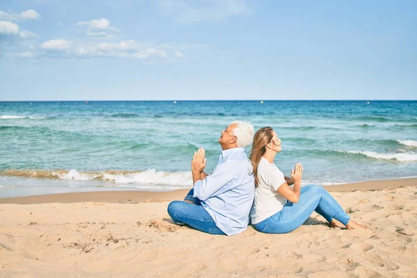 Nilüfer Yogası Yapan Orta Yaşlı Çift Kumsalda Mutlu Neşeli Poz — Stok fotoğraf