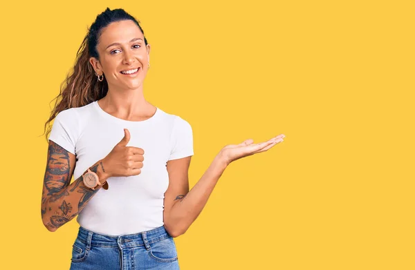 Jeune Femme Hispanique Avec Tatouage Portant Shirt Blanc Décontracté Montrant — Photo