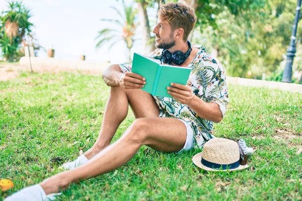 Handsome Caucasian Man Wearing Summer Hat Flowers Shirt Smiling Happy — Stock Photo, Image