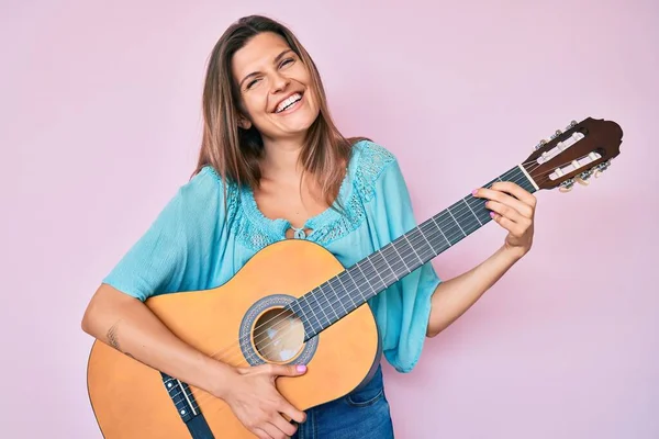 Güzel Beyaz Bir Kadın Klasik Gitar Çalıyor Kahkahalarla Gülüyor — Stok fotoğraf