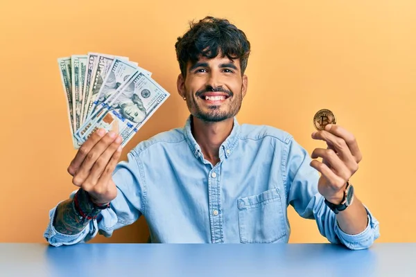 Homem Hispânico Jovem Segurando Dólares Bitcoin Sorrindo Com Sorriso Feliz — Fotografia de Stock