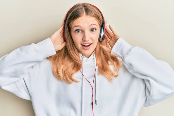 Bela Jovem Caucasiana Ouvindo Música Usando Fones Ouvido Celebrando Louco — Fotografia de Stock