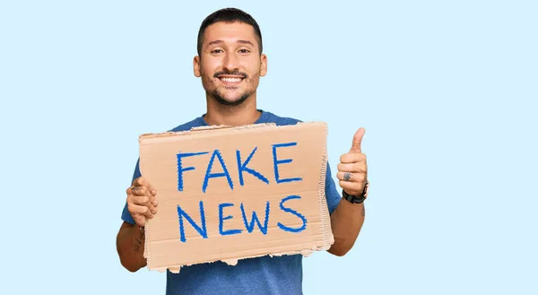 Knappe Man Met Tatoeages Met Nep Nieuws Banner Glimlachend Gelukkig — Stockfoto