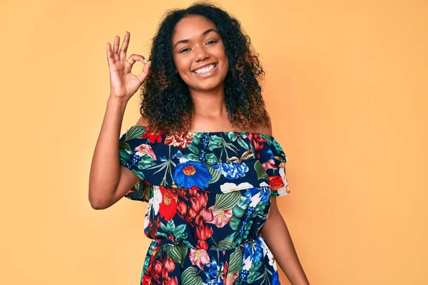 Ung Afrikansk Amerikansk Kvinna Bär Casual Kläder Ler Positivt Gör — Stockfoto