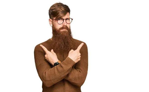 Joven Pelirrojo Irlandés Con Ropa Casual Gafas Apuntando Ambos Lados — Foto de Stock