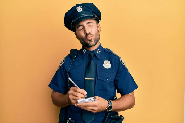 Pohledný Hispánec Policejní Uniformě Jak Píše Pořádku Dívá Kamery Posílá — Stock fotografie