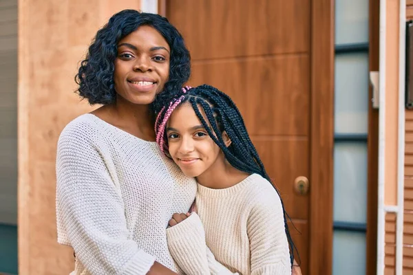 Güzel Afro Amerikan Anne Kızı Gülümsüyor Sarılıyorlar Yüzünde Tebessümle Şehirde — Stok fotoğraf