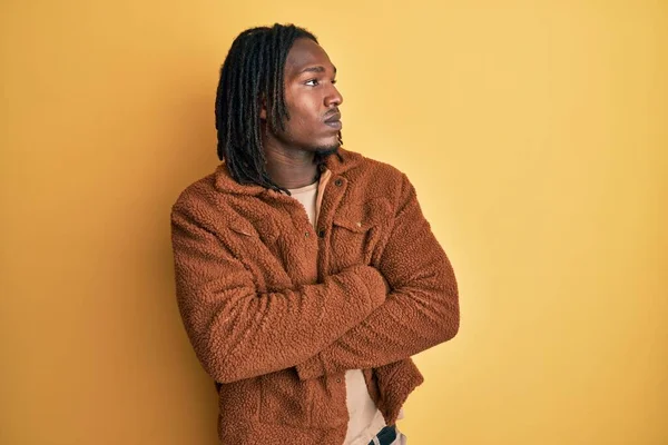 Hombre Afroamericano Con Trenzas Con Chaqueta Retro Marrón Mirando Hacia —  Fotos de Stock