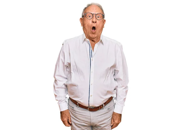 Homem Caucasiano Sênior Vestindo Camisa Negócios Óculos Com Medo Chocado — Fotografia de Stock
