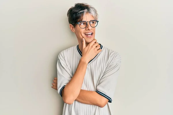 Gündelik Kıyafetler Giyen Eli Çenesinde Gözlüklü Soru Soran Genç Spanyol — Stok fotoğraf