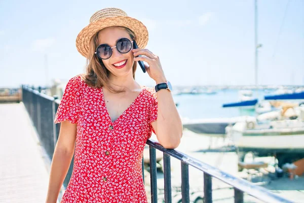 Mujer Rubia Joven Vacaciones Sonriendo Feliz Hablando Teléfono Inteligente Calle — Foto de Stock