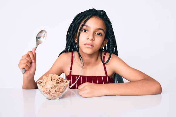 Fiatal Afro Amerikai Lány Gyermek Fonat Asztalon Eszik Gabonafélék Gondolkodás — Stock Fotó