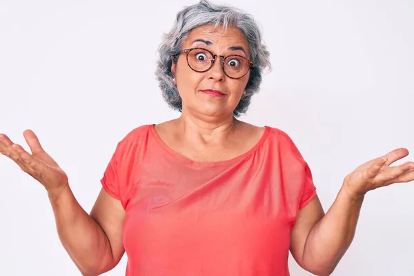 Starsza Latynoska Siwa Kobieta Luźnych Ciuchach Okularach Nieświadoma Zdezorientowana Podniesionymi — Zdjęcie stockowe