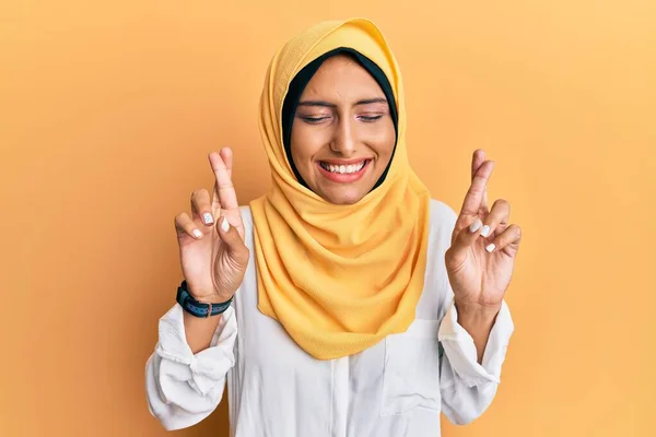 Joven Mujer Árabe Morena Con Tradicional Bufanda Islámica Hijab Gesto — Foto de Stock