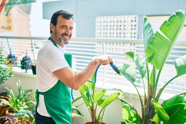 가운데있는 남자가 수염을 기르며 테라스에 식물들에게 행복하게 — 스톡 사진