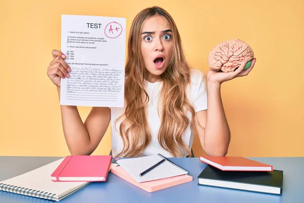 Ung Vacker Blond Kvinna Håller Hjärnan Och Klarat Testet Rädd — Stockfoto