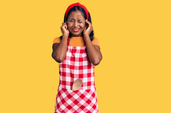 Muchacha India Joven Con Delantal Panadero Profesional Que Cubre Las — Foto de Stock
