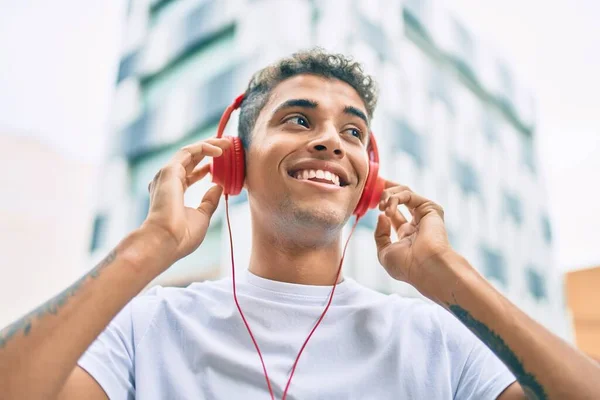 Joven Latino Sonriendo Feliz Usando Auriculares Caminando Por Ciudad — Foto de Stock