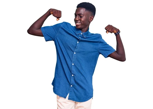 Sıradan Kıyafetler Giyen Genç Afrikalı Amerikalı Gururla Gülümseyen Kol Kaslarını — Stok fotoğraf