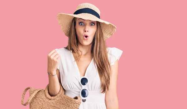 Young Beautiful Blonde Woman Wearing Summer Dress Wicker Handbag Scared — Stock Photo, Image