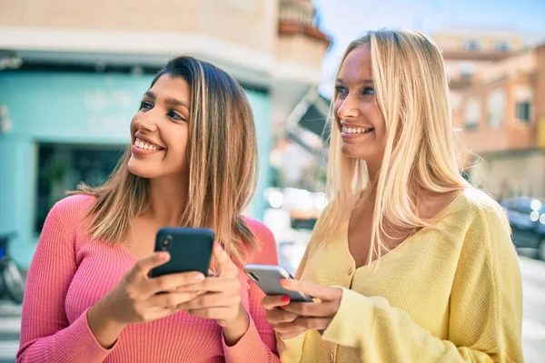 Zwei Schöne Und Junge Freundinnen Die Gemeinsam Mit Dem Smartphone — Stockfoto