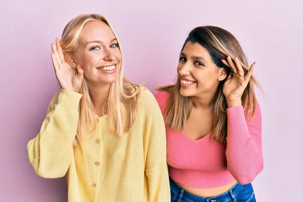 Twee Vrienden Die Samen Staan Een Roze Achtergrond Glimlachend Met — Stockfoto