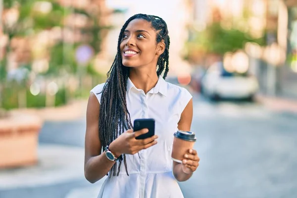 Νεαρή Αφροαμερικανή Γυναίκα Που Χρησιμοποιεί Smartphone Και Πίνει Παίρνει Τον — Φωτογραφία Αρχείου