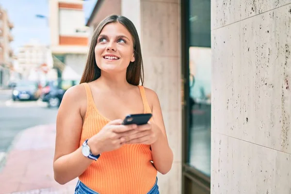 Joven Chica Oriente Medio Sonriendo Feliz Con Teléfono Inteligente Ciudad — Foto de Stock