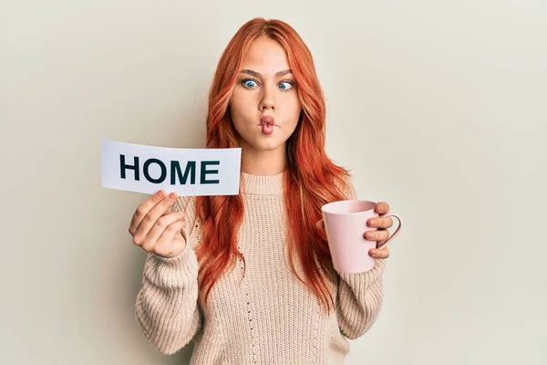 Joven Pelirroja Bebiendo Una Taza Café Sosteniendo Texto Casero Haciendo —  Fotos de Stock